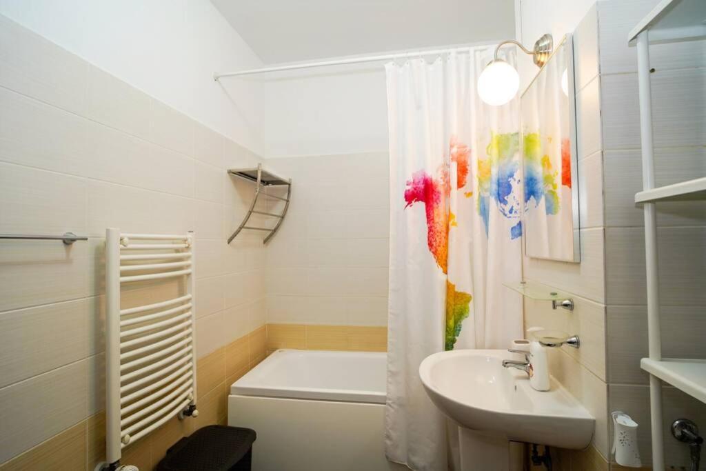 Sky Modern 1 Bedroom Apt W Free Parking Bukarest Eksteriør billede